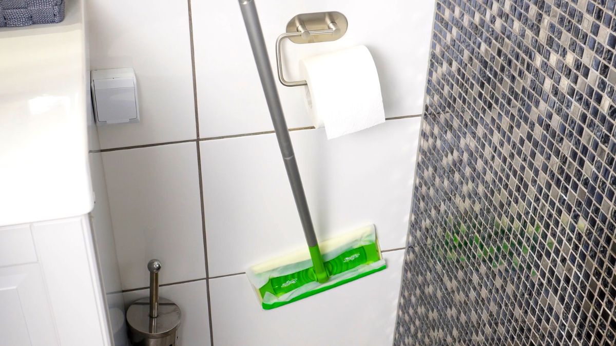 Jak umyć płytki na ścianie w łazience?