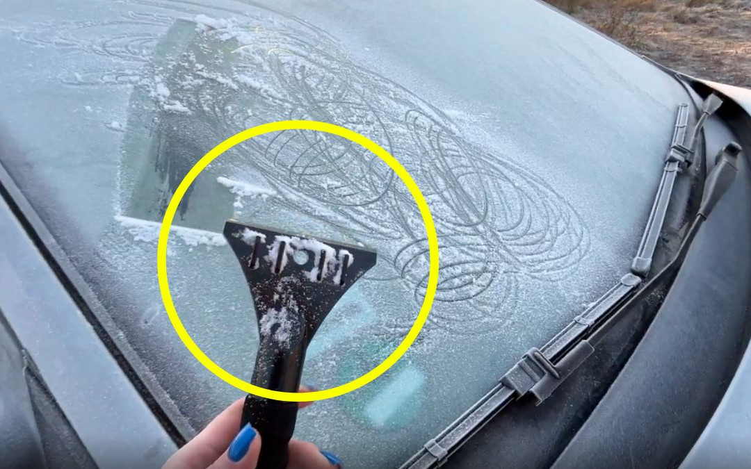 Skrobaczka ma ukrytą funkcję. Szybko i dokładnie usuwa lód z szyby auta