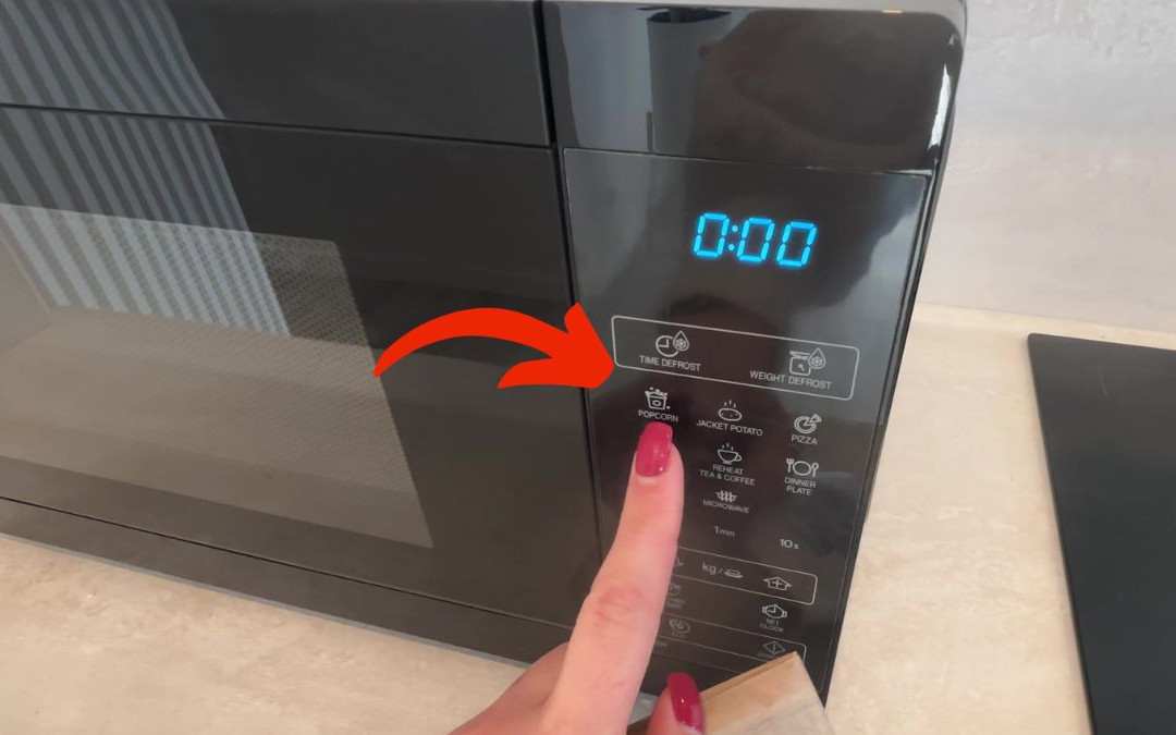 Nigdy nie korzystaj z przycisku „popcorn” na mikrofalówce