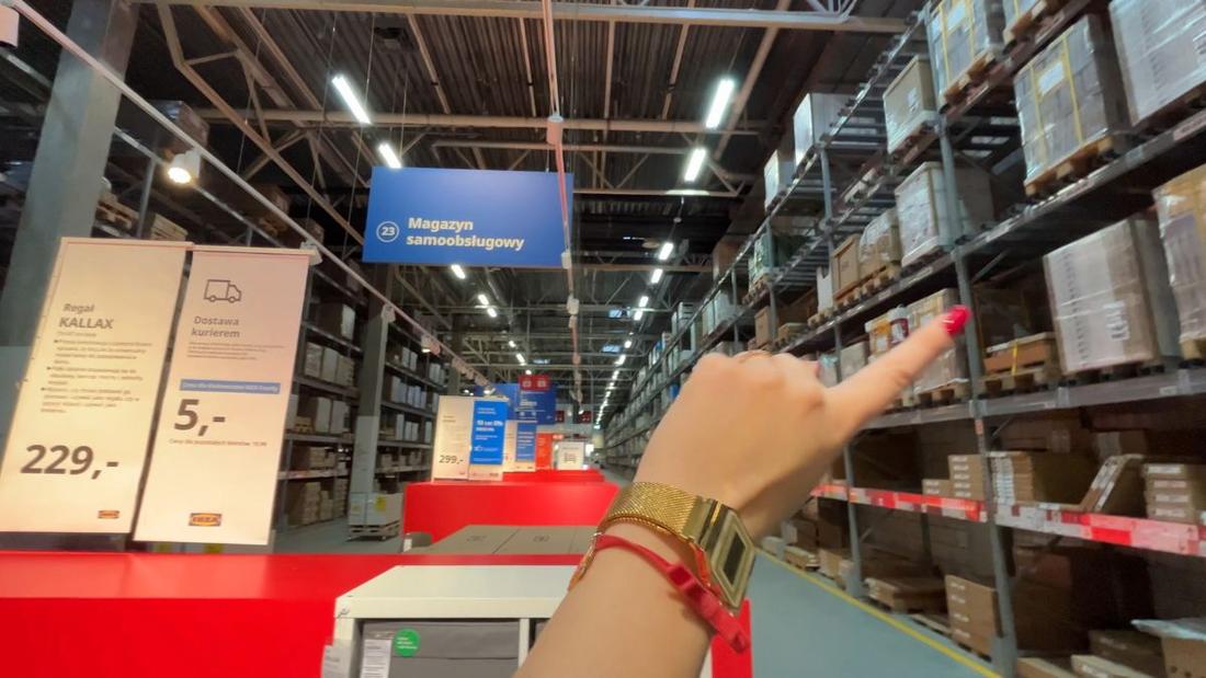 Magazyn sklepu ikea i wnętrze sklepu