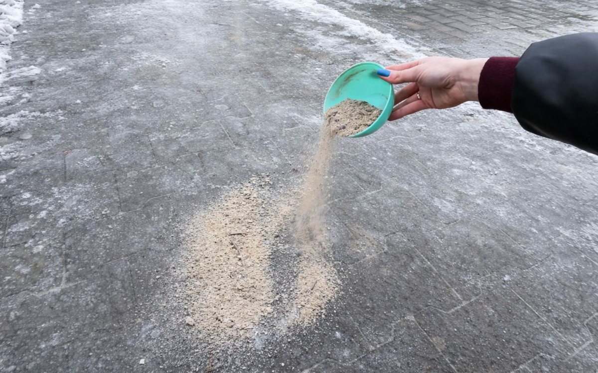 Posypuję tym chodnik na gołoledź. Tańsze niż sól, a poprawia przyczepność