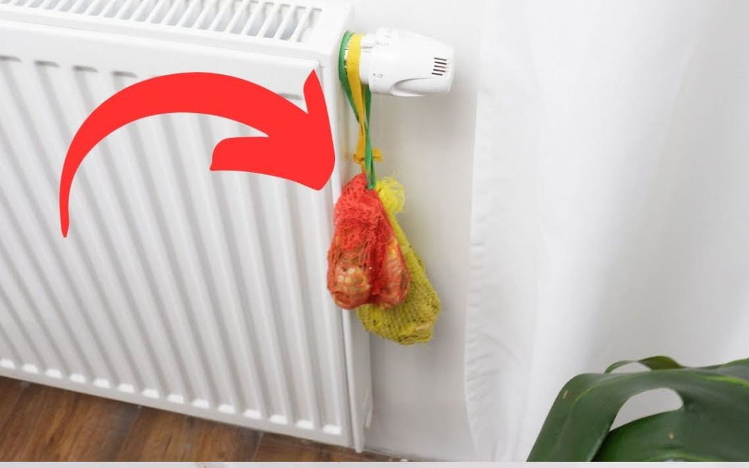 Zawieś obierki z ziemniaków na kaloryferze. Są zbyt cenne, żeby je wyrzucić