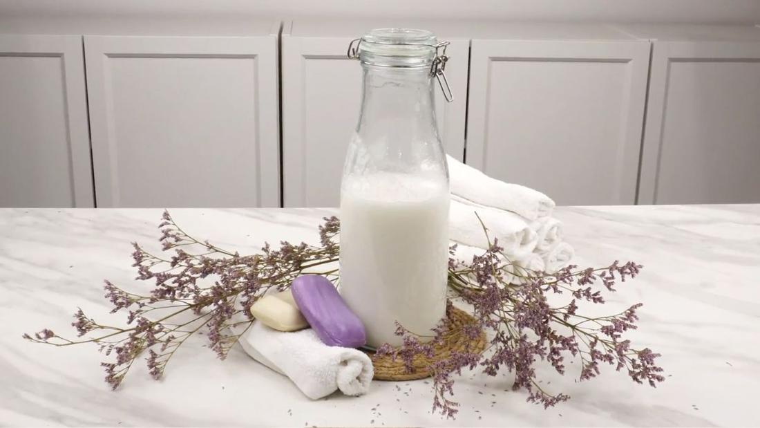 Gotowy tani płyn do prania do pralki w pojemniku – naturalny detergent do prania ubrań