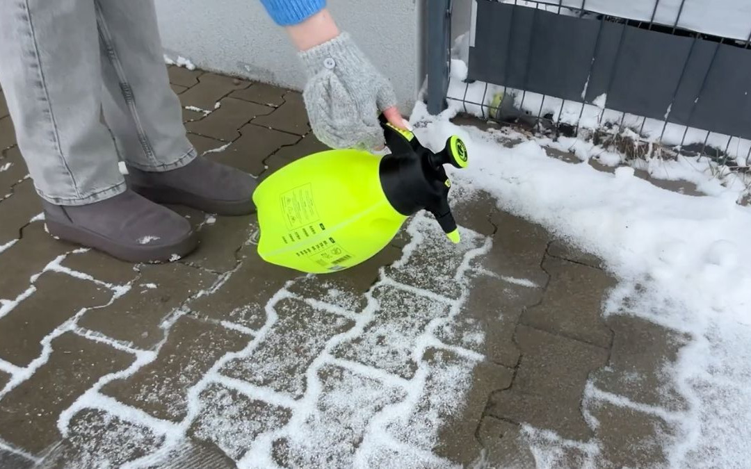 Domowy spray, który rozpuszcza lód na chodniku. Bez soli i odśnieżania