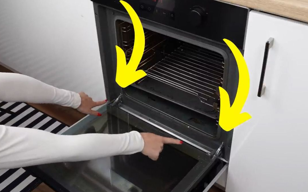 W drzwiach piekarnika są ukryte przyciski. Ułatwiają jego sprzątanie
