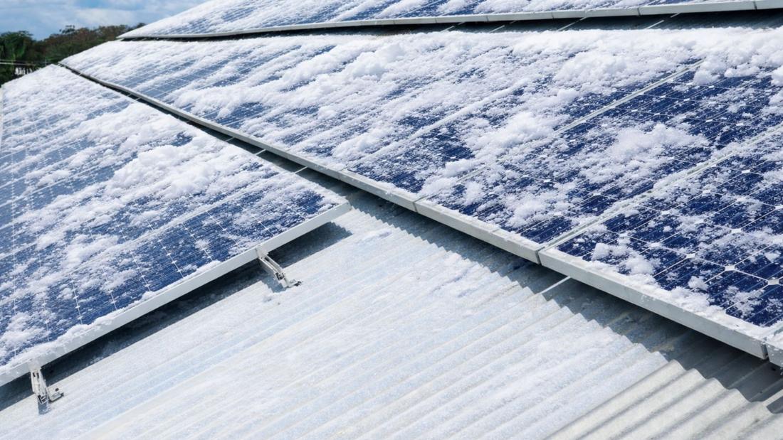 Czyszczenie paneli fotowoltaicznych ze śniegu i lodu w sezonie zimowym