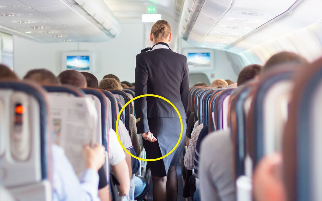 Gdy stewardessy witają Cię w samolocie, mają ręce za plecami. Stosują wtedy sekretny trik