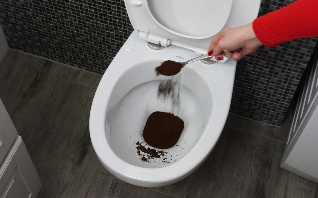 Wsyp kawę do toalety, zaskakujące, ale skuteczne