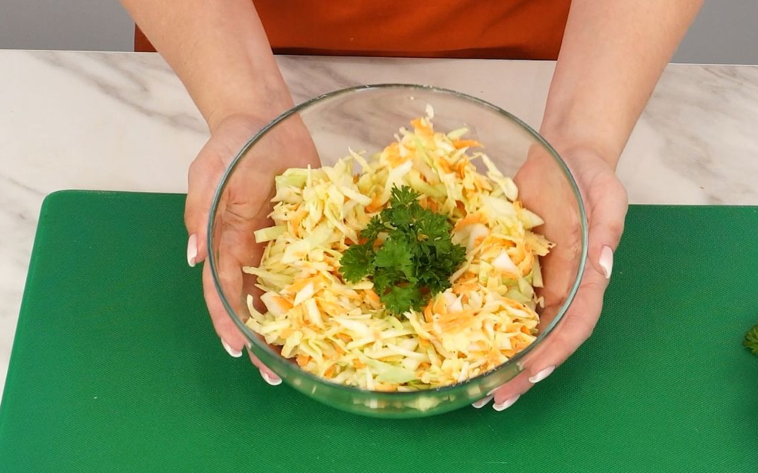 Ten przepis na colesław mam od kucharza. Sekretny składnik podkręca jej smak