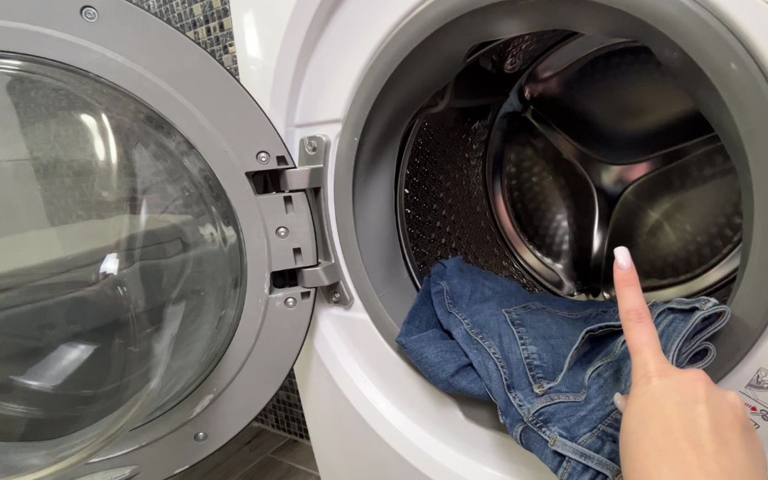 Producenci jeansów zakazują prania ich w pralce. Jest lepszy sposób