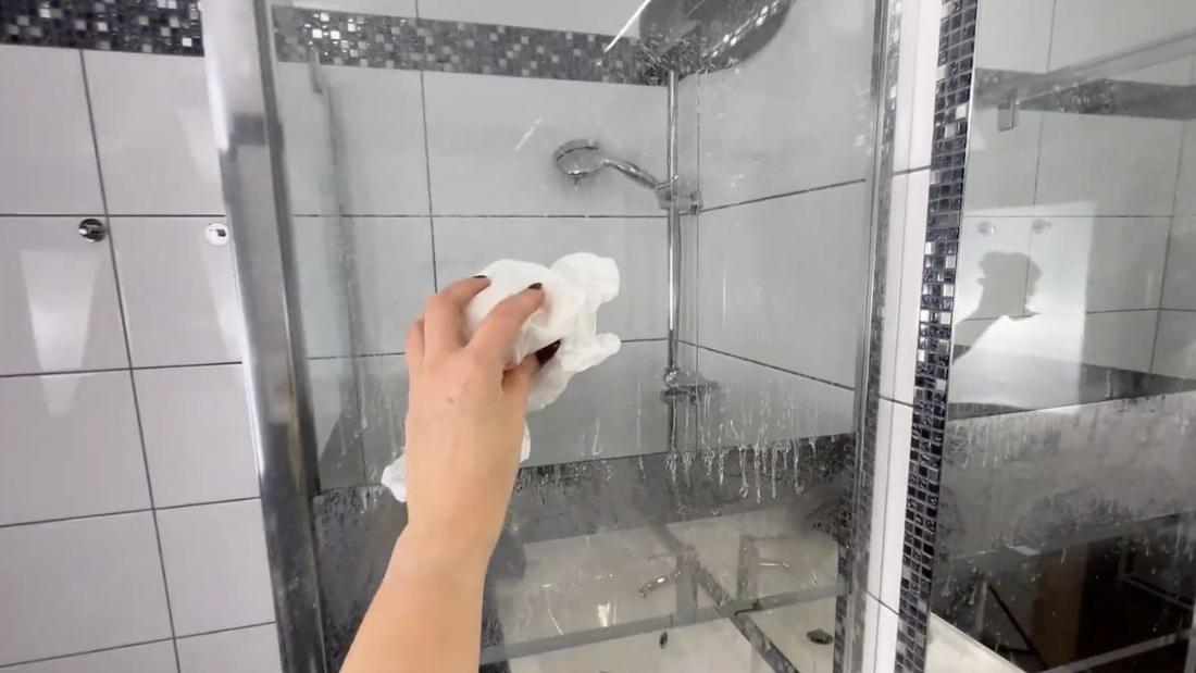 Papier do pieczenia do mycia kabiny prysznicowej usuwa osad z kamienia i zacieki po wodzie