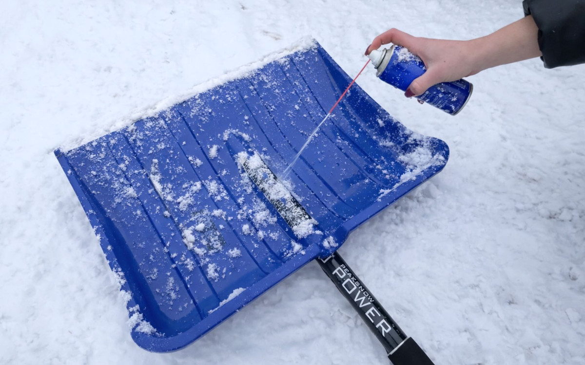 Spryskuję tym łopatę. Odśnieżam szybciej bo śnieg się nie przykleja