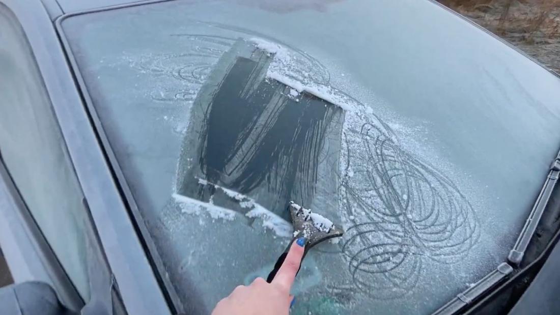 Szybkie usuwanie lodu z szyby auta skrobaczką – trik z ząbkami rozbija lód i ułatwia skrobanie bez rysowania szkła