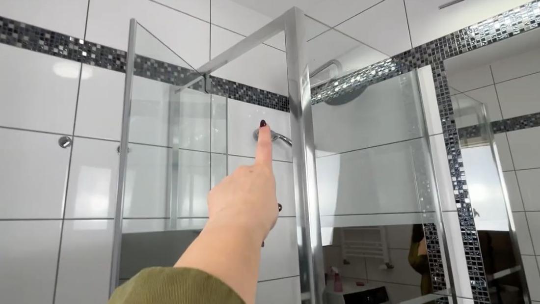 Efekt przed i po czyszczeniu szyby prysznica domowym sposobem na kamień bez drogich detergentów