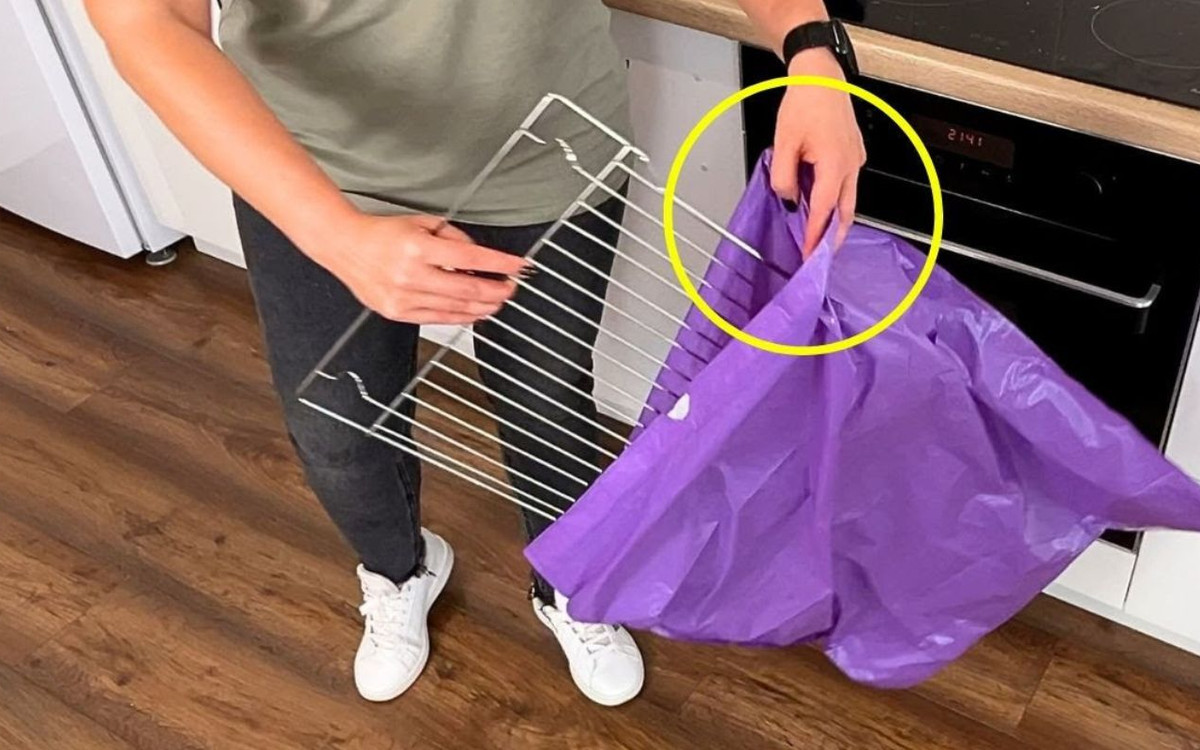 Umieść ruszt piekarnika w worku. Nie będziesz musiał go szorować