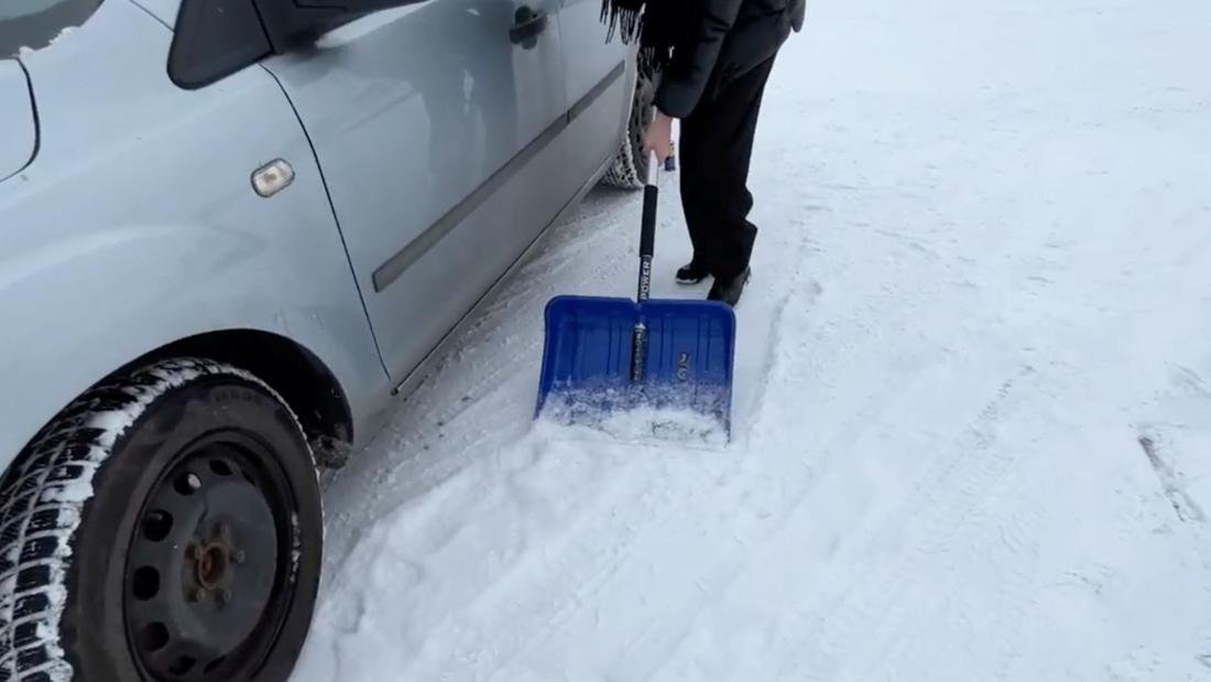 Odśnieżanie chodnika zimą bez wysiłku, trik na to żeby śnieg nie przyklejał się do łopaty