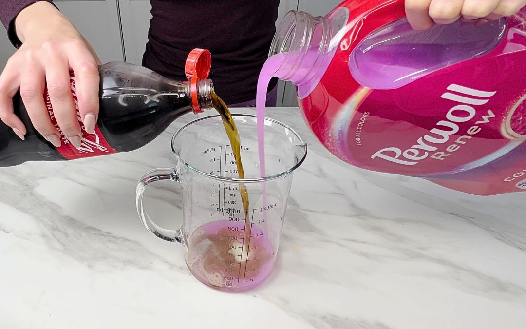 Kupuję Coca-Colę, ale jej nie piję. Łączę ją z płynem do płukania tkanin