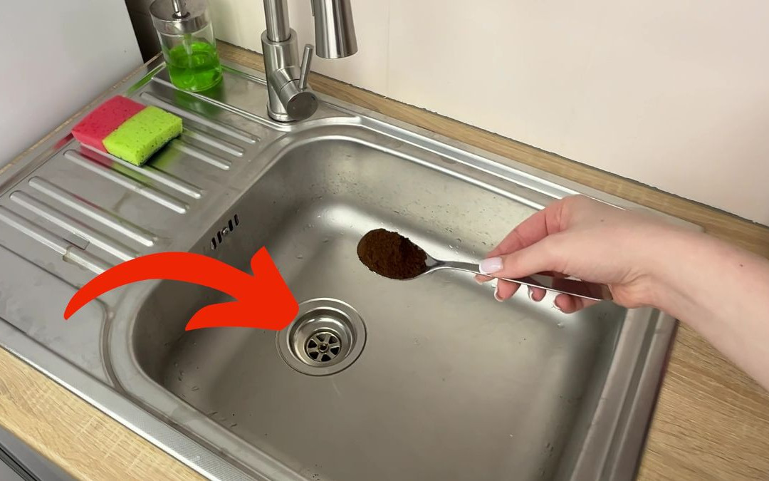 Wrzucam 1 łyżkę kawy do zlewu w kuchni.  Rozwiązuje irytujący problem