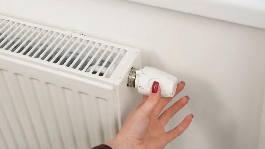 ak uszczelnić okna bez remontu, folia aluminiowa jako szybkie rozwiązanie na chłód