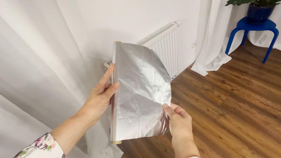 Włóż folię aluminiową za kaloryfer