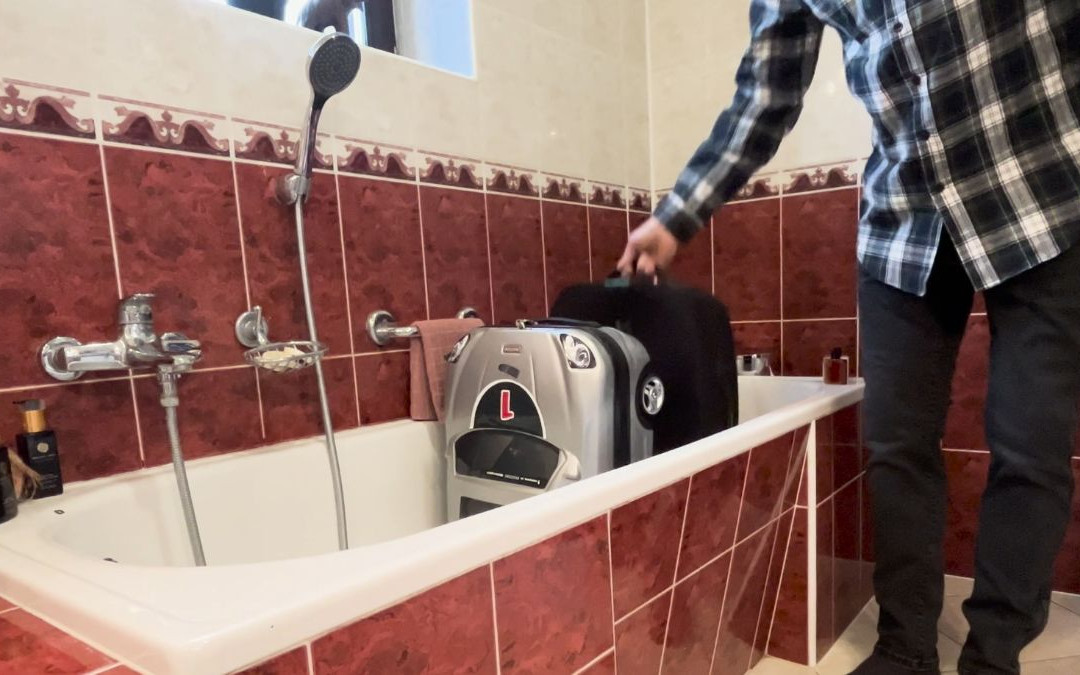 Zaraz po wejściu do pokoju hotelowego wstawiam walizkę do wanny