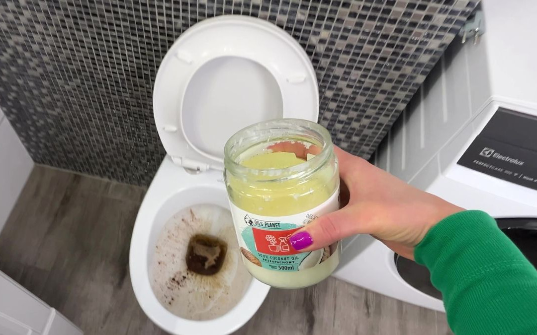 Wlej do toalety. Rozbija kamień jak młotek
