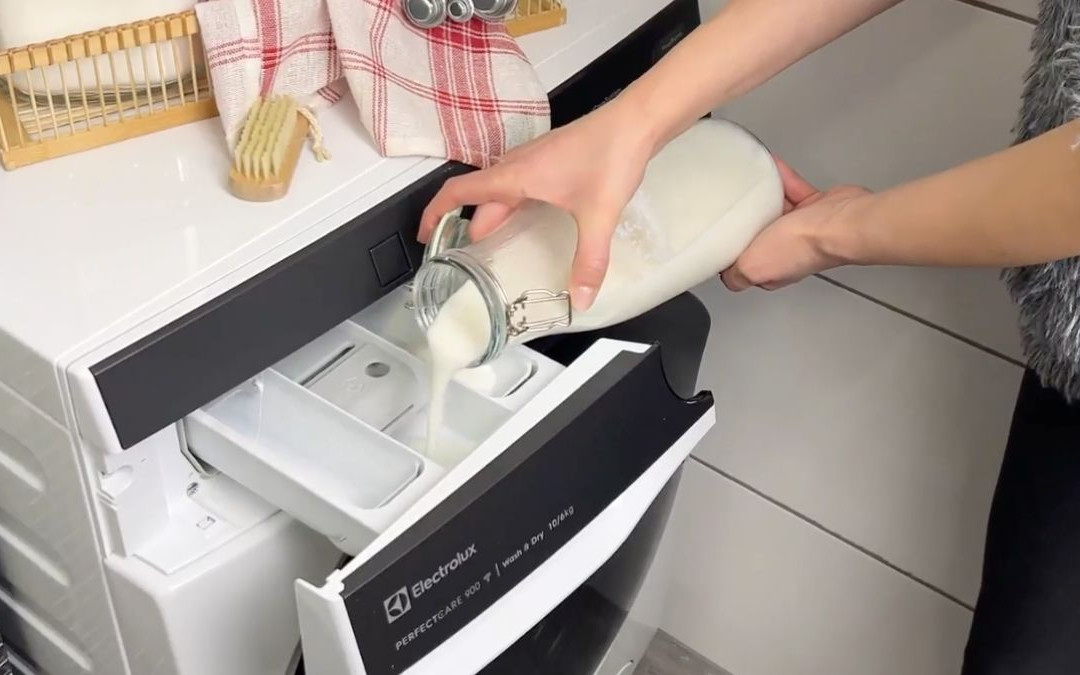 Jak zrobić domowy płyn do płukania ubrań? Ten przepis oszczędzi Ci setki złotych