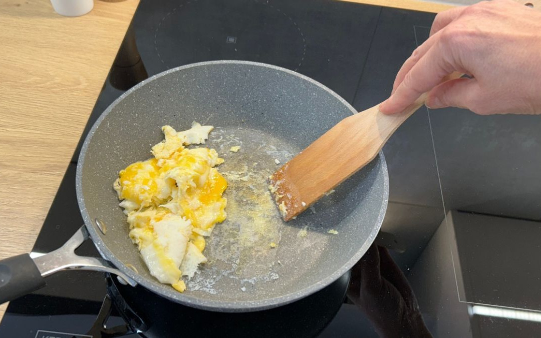 Nie wyrzucam przywierającej patelni. Ten trik przywraca jej powłokę