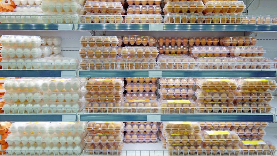 Jajka w sklepach w USA w lodówkach oraz jajka w sklepach europejskich poza lodówką, różnice przepisów