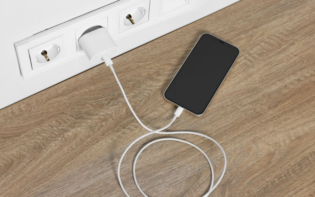 Naładujesz baterię w telefonie 2 razy szybciej. Zmień tylko 1 rzecz