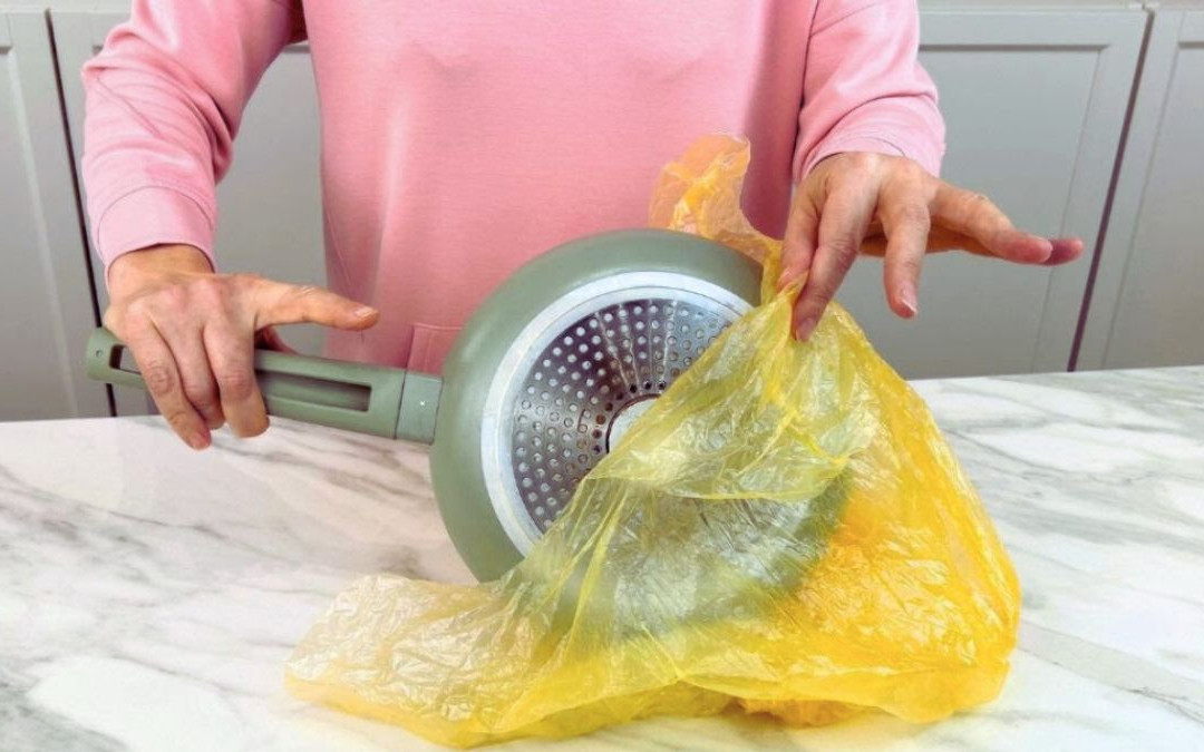 Włóż przypaloną patelnię do reklamówki. Będzie jak nowa