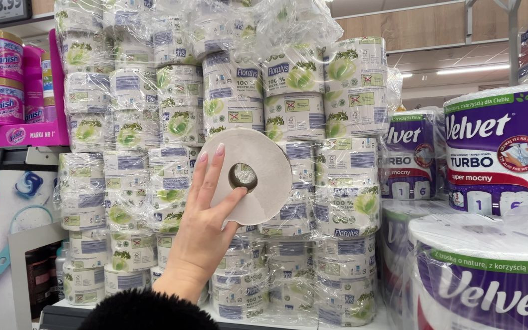 Wybierając papier toaletowy, stosuję prosty trik. Rolka wystarcza na dłużej