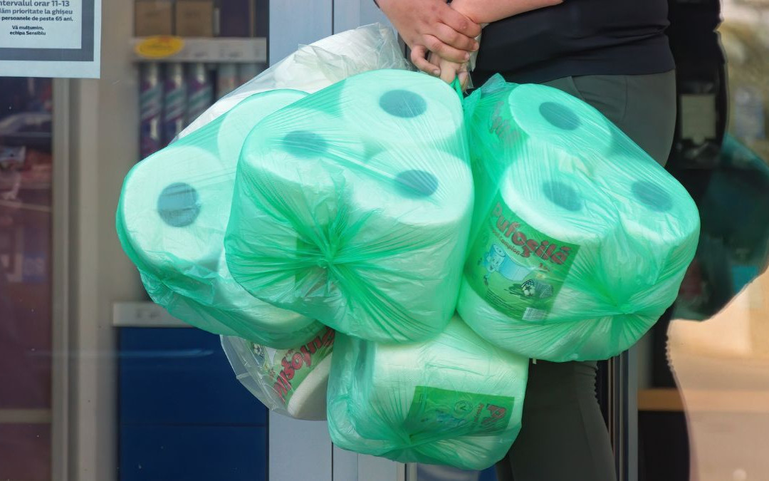 Wybierając papier toaletowy, stosuję prosty trik. Rolka wystarcza na dłużej