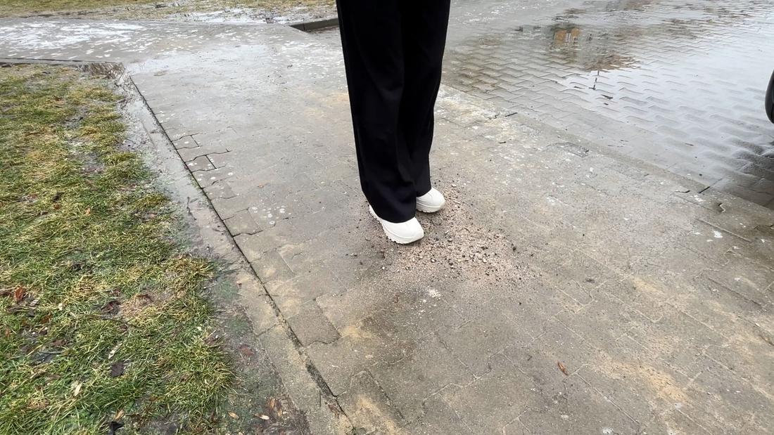 Oblodzony chodnik zimą bez soli, naturalne sposoby na gołoledź, popiół i fusy z kawy zwiększające przyczepność