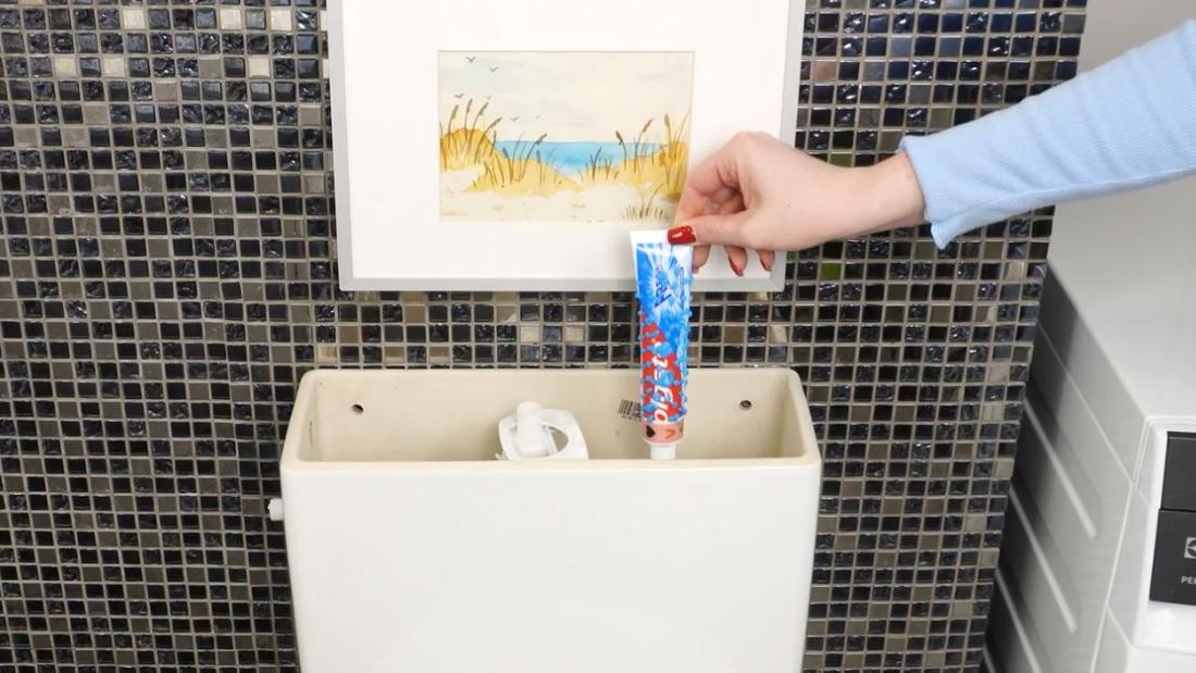 sposób na zapach z toalety - wrzuć pastę do spłuczki