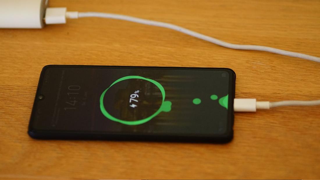 Jak przyspieszyć ładowanie telefonu – kabel do szybkiego ładowania baterii
