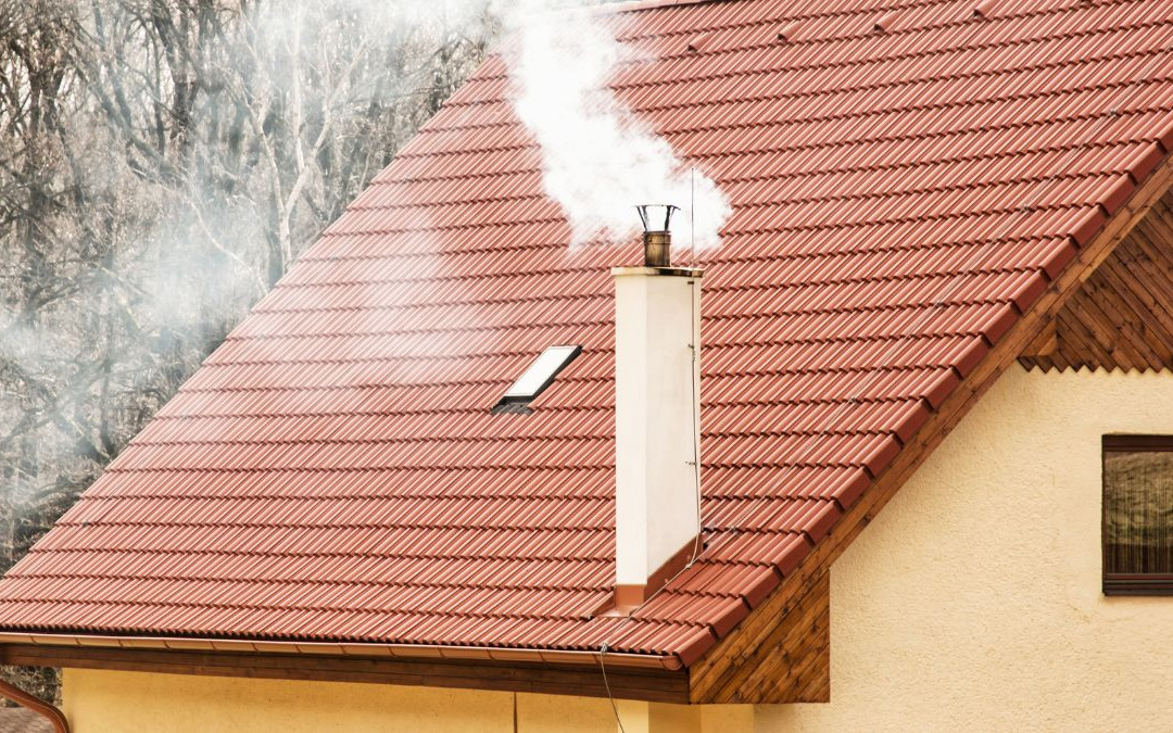 Wyczyścisz komin bez wchodzenia na dach. Prostym i domowym sposobem