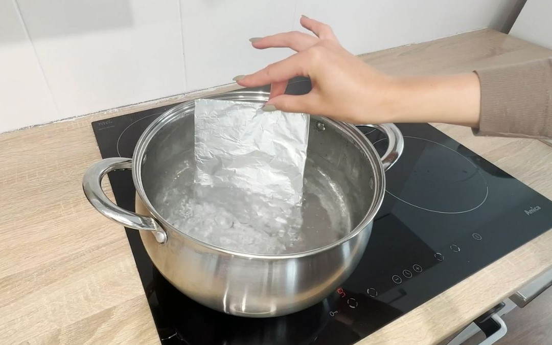 Wrzuć folię aluminiową do wrzątku. Tak robią sprzątaczki